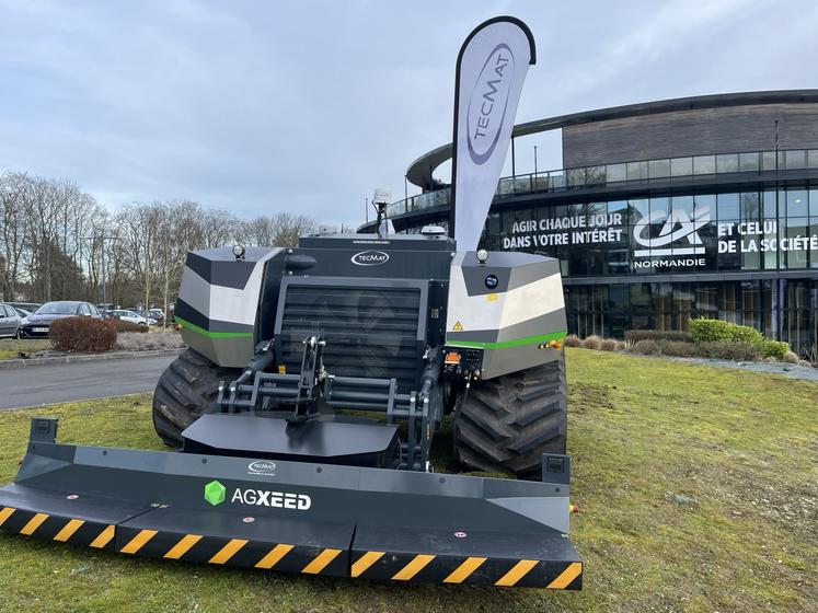 Le robot Agxfeed posét à l'entrée des Rendez-vous de l'agriculture normande 2026 à Caen.