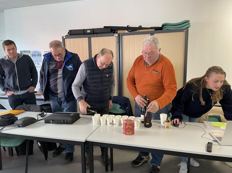 "Il faisait tout : l'organisation, les réunions, comme les poubelles, aussi bien que l'apéro", s'exclament les membres du bureau. Être adhérent de l'association, c'est être couteau suisse.