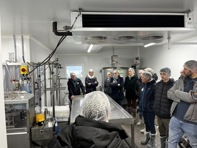 "Si on a créé cette association, c'était pour être mieux organisés sur la transformation laitière. [...] L'objectif, c'est de continuer l'activité le plus longtemps possible, dans les meilleures conditions", scande Guillaume Eudier, vice-président.