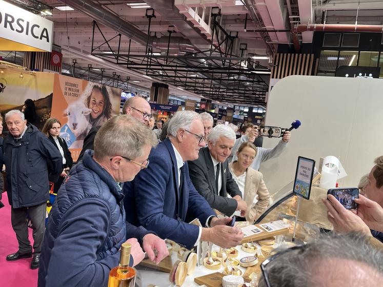 Christophe de Balorre, président du conseil départemental de l'Orne, aux côtés de Hervé Morin, président de la Région Normandie, et Clotilde Eudier, vice-présidente de la Région en charge de l'agriculture, dégustent les produits ornais dans le pavillon normand.