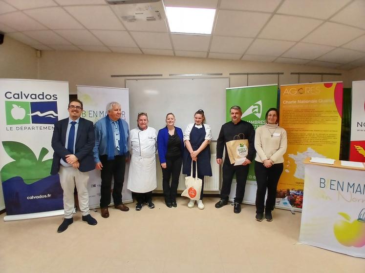 Le duo composé par Joseph Wess, chef à la cité scolaire Marcel Gambier à Lisieux, et Léa Paysant, du lycée Jean Jooris, a remporté la médaille d'or avec son potage "PaysanT" en référence au nom de la seconde de cuisine.
