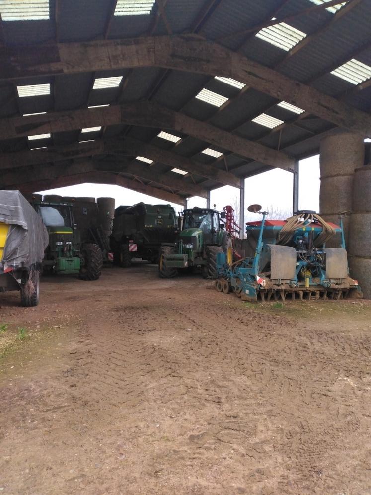 Le hangar de Vincent Barbot où l'été la plateforme bétonnée de 300 m2 peut recevoir une à deux journées de battage. Le reste du temps le bâtiment sert au stockage du matériel et des fourrages.