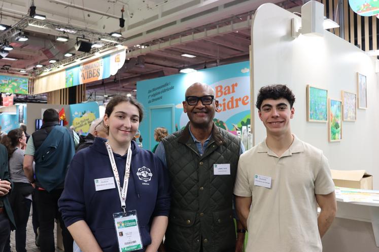 Antonin Zeinati et Émilie Norel, étudiants en BTS production animale au Robillard aux côtés de leur directeur, Saïdi Lawal ont discuté avec le président de Région sur le pavillon normand.