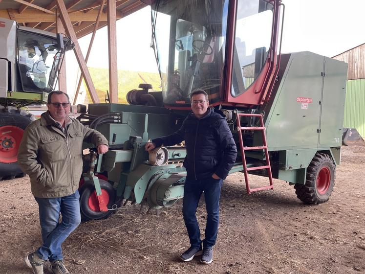 Jean-François Vanel et Vincent Joyeux ont investi ensemble dans une enrouleuse à lin de la marque belge Depoortere. La Région a financé 20 % (au lieu des 40 % initialement annoncés).