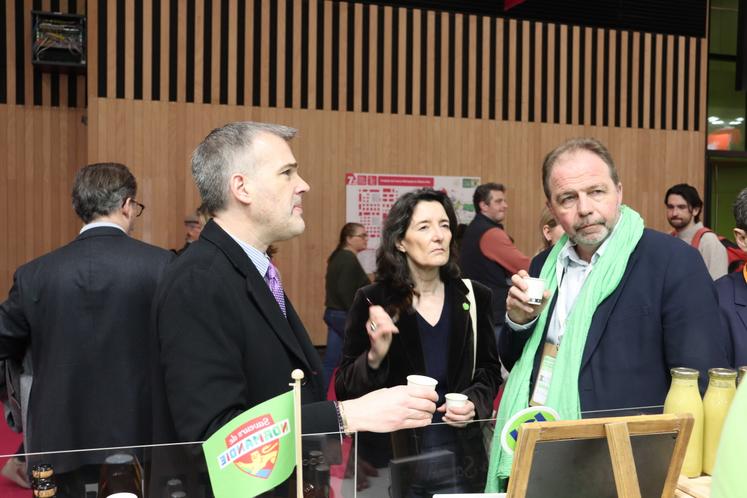 Les élus ont dégusté les produits emblématiques du Calvados tels que la teurgoule, le miel ou encore le cidre...