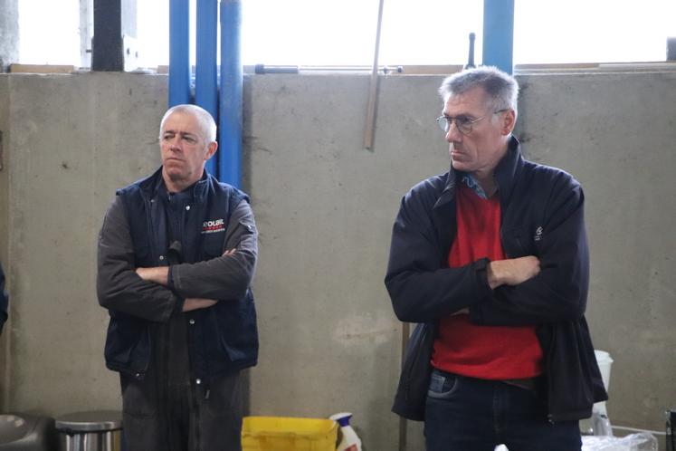 "La famille a toujours fait du lait. Elle y croit encore. [...] La volatilité a toujours été là, on a déjà réussi à traverser les crises", rassure Philippe Marie, président de la section lait de la FDSEA14 (à droite), au côté de Valery Jacqueline.