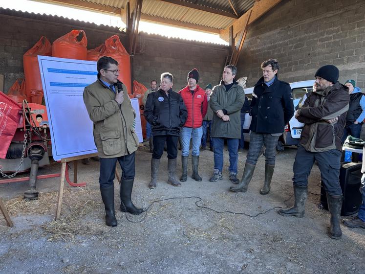 Le préfet, marc Chappuis s'est déplacé sur le terrain pour échanger avec les exploitants. 