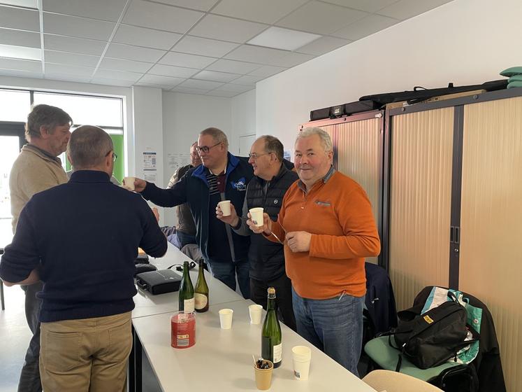 "Je ne vais pas pleurer aujourd'hui, même si je suis assez sensible", reconnaît avec sourire Thierry Chanu, à l'heure du changement. Il a payé un pot à ses collègues du bureau.