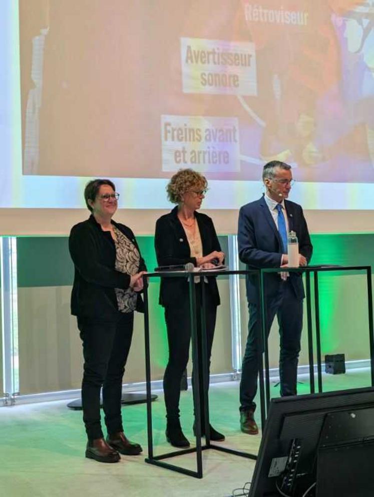 Denis Calipel, président de la Fédération de Groupama Manche, aux côtés de Brigitte Hurault et Stéphanie Tapin.