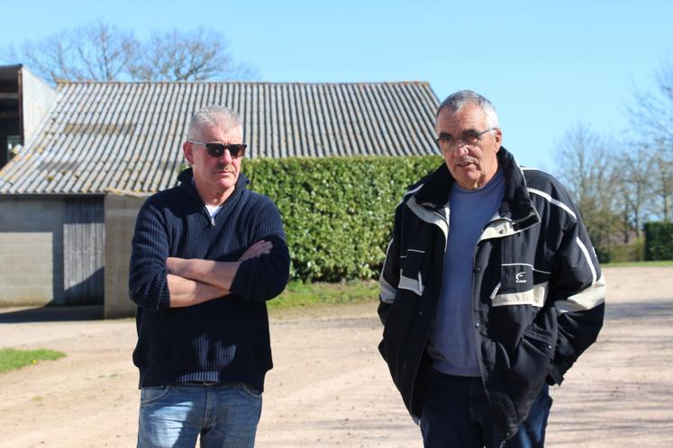 Hugues Bonhomme aux côtés de Éric Lottin, père de Florian Lottin, qui a cédé à ce dernier l'exploitation, en 2021.
