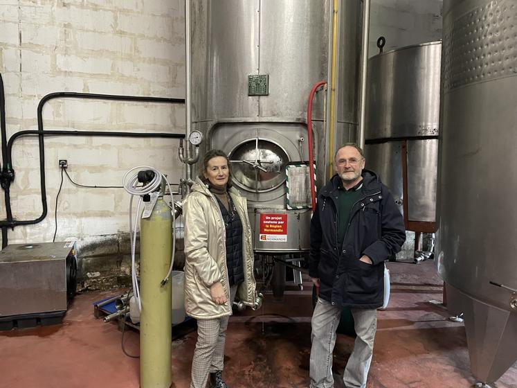 Sophie De Gibon, conseillère régionale, a visité l'atelier du domaine des 5 autels avec Jean-René Pitrou. La cuve qui se trouve derrière eux a la spécificité d'être thermorégulée.