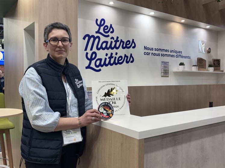 À la tête de la coopérative Les Maîtres laitiers depuis septembre 2022, Valérie Blandin affiche fièrement les produits médaillés du groupe.