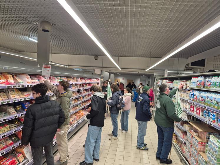 Les JA des cantons de Flers, Messei, Athis, Briouze, et la FDSEA, se sont mobilisés à Flers, mardi 24 février, pour dénoncer la baisse du prix du lait.