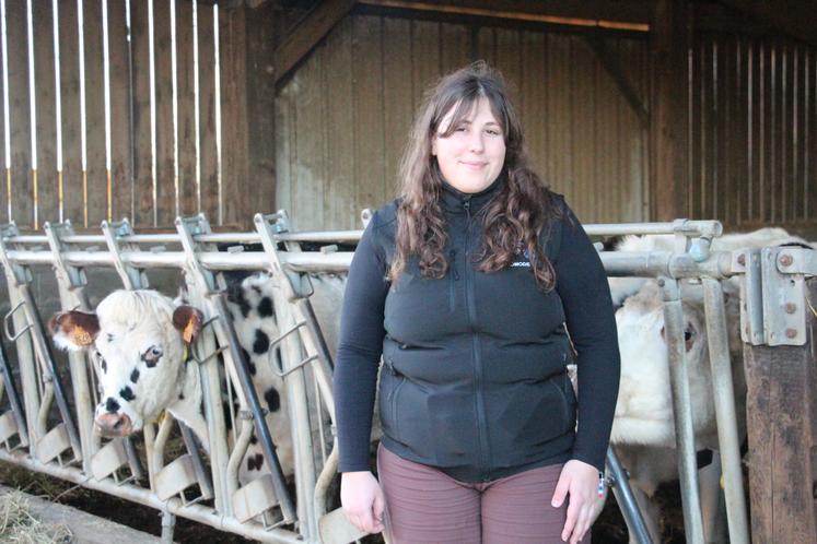 Maude Quellier, nouvelle présidente de Normande Avenir 61, sur l'exploitation de ses parents, au Gaec des Prairies Normandes, au Château d'Almenêches.
