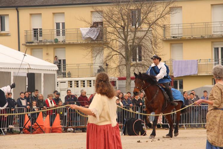 Mathilde Maugard s'est formée une semaine aux acrobaties équestres avec l'aide d'un professionnel. Les adhérents ont également appris la technique du fleuret avec un spécialiste. Ce spectacle a demandé entre cinq et huit mois de travail. "Nous savons ce que nous devons améliorer mais nous avons eu un bon retour du public", se réjouit Mathilde Maugard, après la représentation. 