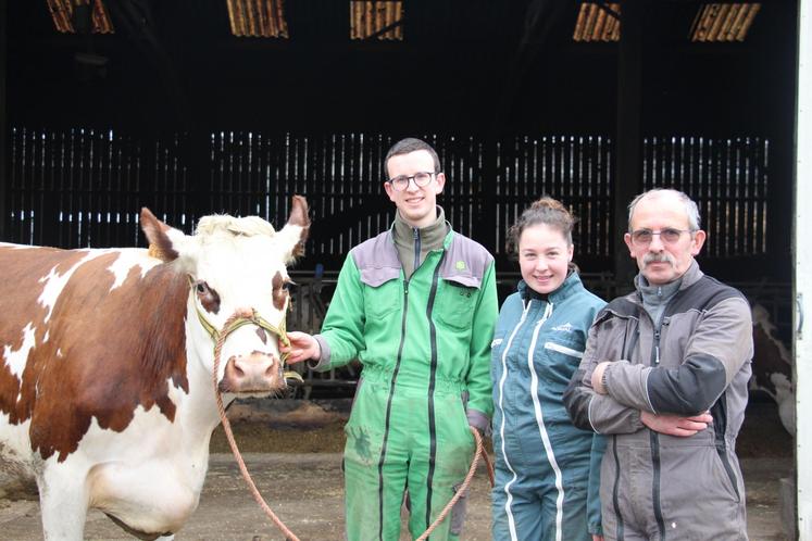 Célestin Davy, Audrey Jousselin et Jean Davy, aux côtés de Serena, qui participera au concours des Normandes adultes, samedi de 13 h 30 à 19 h.