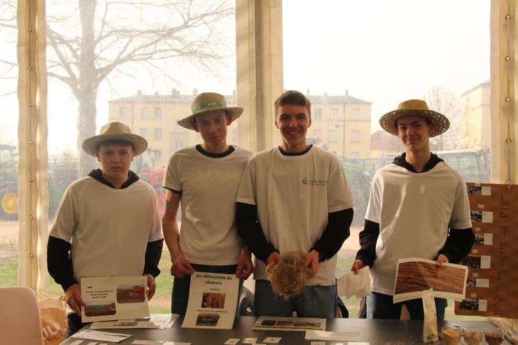 Simon, Lucas, Arthur et Pierre ont animé un atelier consacré au lin et au chanvre.