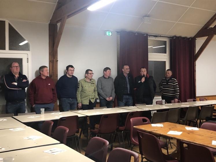 Les présidents des unions syndicales du sud Manche ont uni leurs forces dans la réalisation du visuel du Tour de France. Ils partagent ensemble le trophée avec les adhérents.