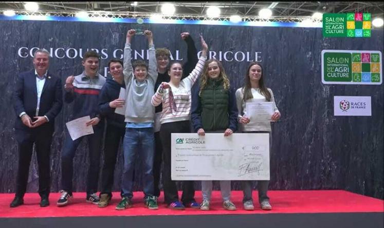 Léon, Jade, Sonia, Elliot, Édouard, Maurine et Anthonin sur le podium pour leur premier prix obtenu en "section 2 vaches laitières" lors du Salon international de l'agriculture.