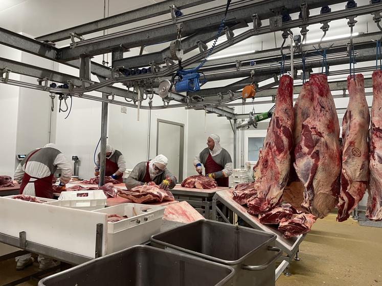 Et découvrir les ateliers de découpe avec le travail des bouchers.