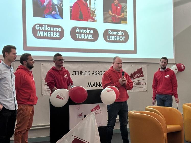 À l'issue de chaque mandature, des administrateurs quittent la structure syndicale. C'est le cas de Romain Lebehot (au micro), Antoine Turmel (2e en partant de la gauche) et Guillaume Minerbe (absent).