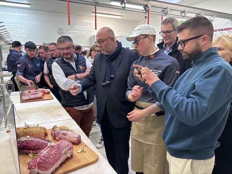 Le député de la Manche, Stéphane Travert, et ancien ministre de l'Agriculture, regarde avec intérêt le travail des jeunes apprentis.
