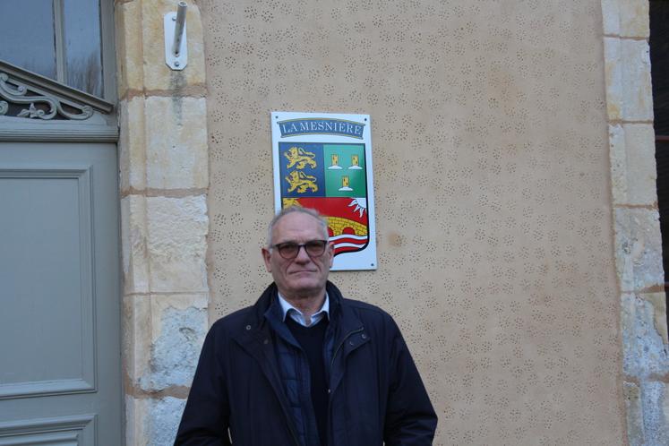 Francis Bérard, maire sortant de la commune de la Mesnière (61), rend son écharpe après tente ans de service.