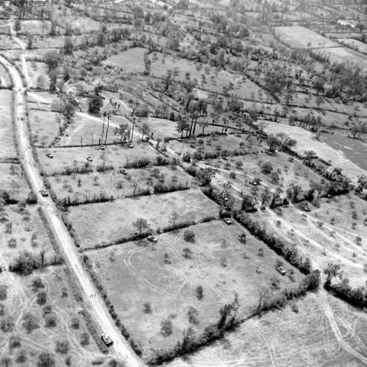 "Il a fallu cinq ans de débombage et nettoyage avant la reconstruction, rappelle Jean-Pierre Benamou, évoquant des terres parsemées d'éclats d'obus. La terre se souvient."