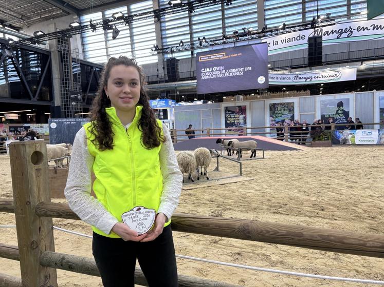 Mélissa Mouchel repart avec la plaque du juge offerte par Loris Vallée. Ce dernier étant ravi de la performance de son assistante.
