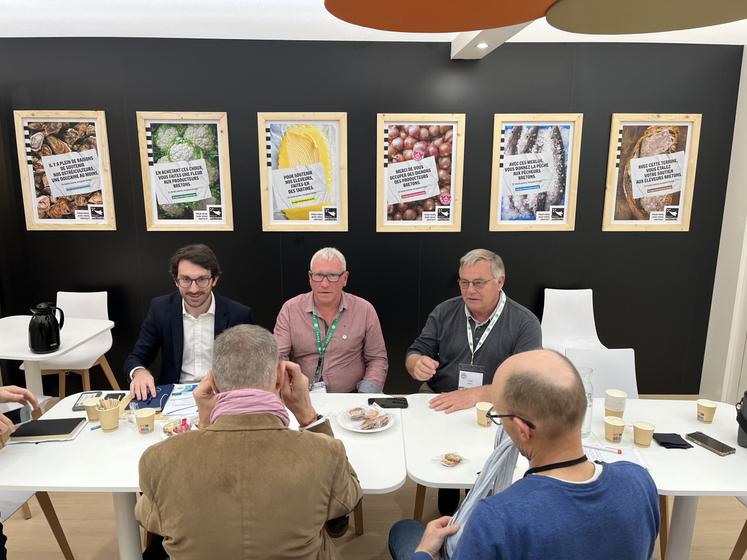 Sébastien Delafosse, Denis Labri, secrétaire général de la SNFM, et Pierre Cornu, juriste en droit rural et contrôle des structures, ont présenté le travail de la section et détaillé le programme du prochain congrès.