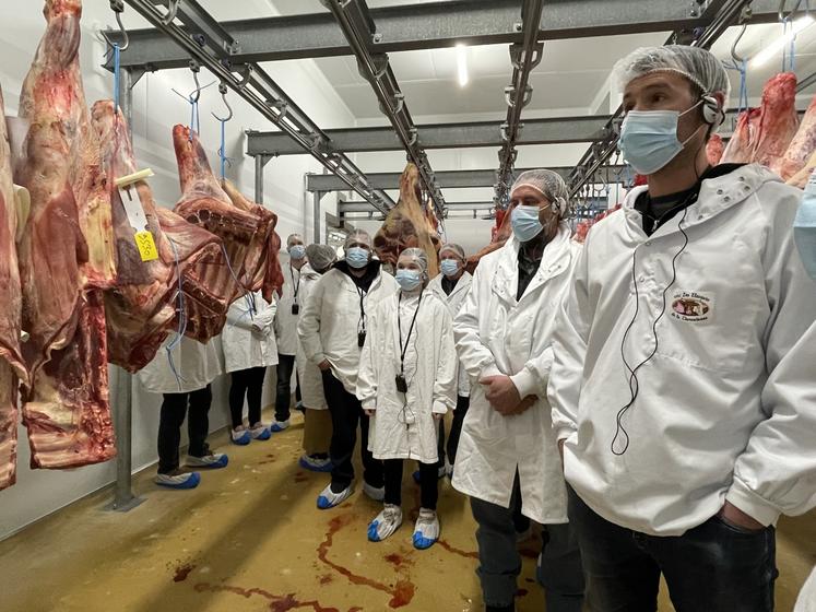 Une délégation de dix-huit Canadiens, dont Yan Lizotte au 1er plan, a fait le déplacement à Gacé, mardi 24 février. Un moment qui a permis la comparaison entre deux mondes aux valeurs identiques, mais aux débouchés divers.