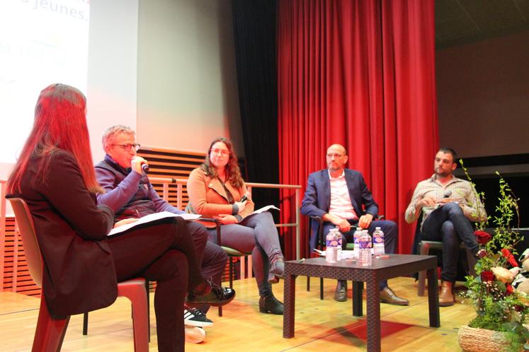 Mathieu Bignon, chargé de développement sur le marché de l'agriculture, Élodie Sebert, Relais Installation de l'Orne, et conseillère au Point Accueil Installation, et Franck Hamon, directeur de la Buisness Unit Production Animales d'Agrial.