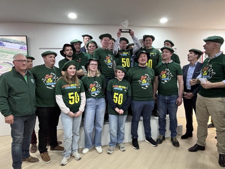 C'est sur le stand de la FNSEA que les Manchois ont récupéré le trophée du premier prix au concours des fresques réalisées le long du parcours du Tour de France.