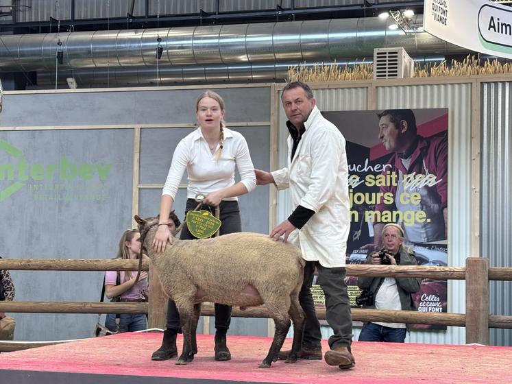 Tess Féron, nièce de Sylvain Debout, éleveur de Roussin, aux côtés de Antoine Brimboeuf, juge en laine. 