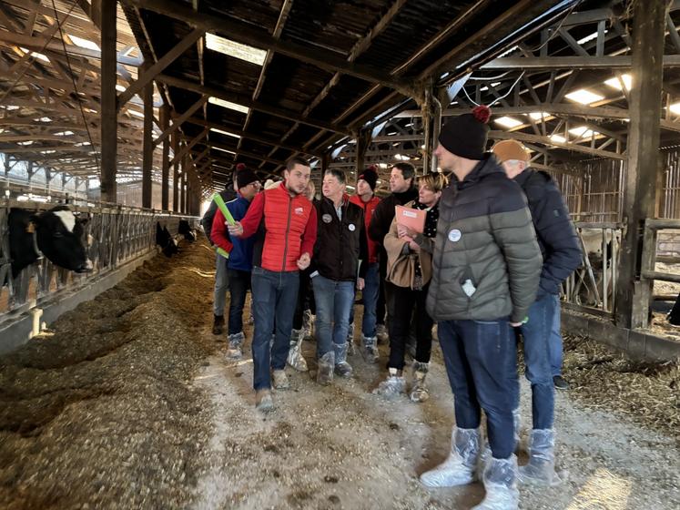 En janvier 2025, Valentin Lecoeur avait reçu sur l'exploitation familiale une délégation nationale de la FNSEA et des JA dans le cadre des élections à la Chambre d'agriculture de la Manche.