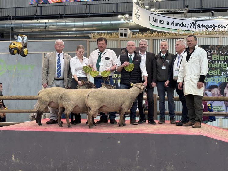 Sylvain Debout, éleveur passionné de Roussin, monte sur le podium pour le championnat de laine. 