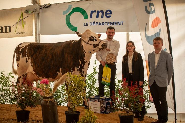 Tom Dumesnil, grand champion des jeunes présentateurs.
