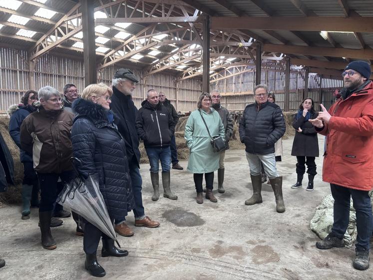 Nicolas Onfroy, agriculteur à Sainte-Marie-du-Mont, a accueilli les délégués de la MSA pour une visite de son exploitation après qu'ils aient passé la journée dans les salles de réunion de son domaine, y compris le repas.