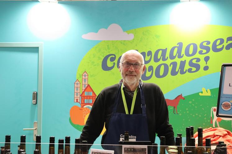 Georges Lévêque est installé sur la Ferme du Loterot. Il y produit diverses boissons à base de pommes, dont la crème de Calvados.