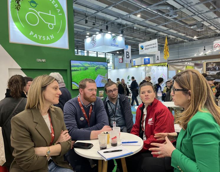 La députée européenne s'est également déplacée sur le stand des Jeunes agriculteurs où elle a notamment rencontré Emmanuel Roch, président des JA Normandie.