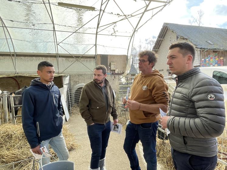 Rick Van Den Oord (3e en partant de la gauche) a détaillé ses pratiques d'élevage aux participants (ici Gaec Gosset).