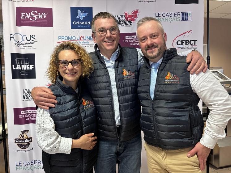 Gilles Dumesnil, entouré d'Elisabeth Gaudry et Mathieu Rouvray, co-présidents de la fédération des bouchers de Normandie.