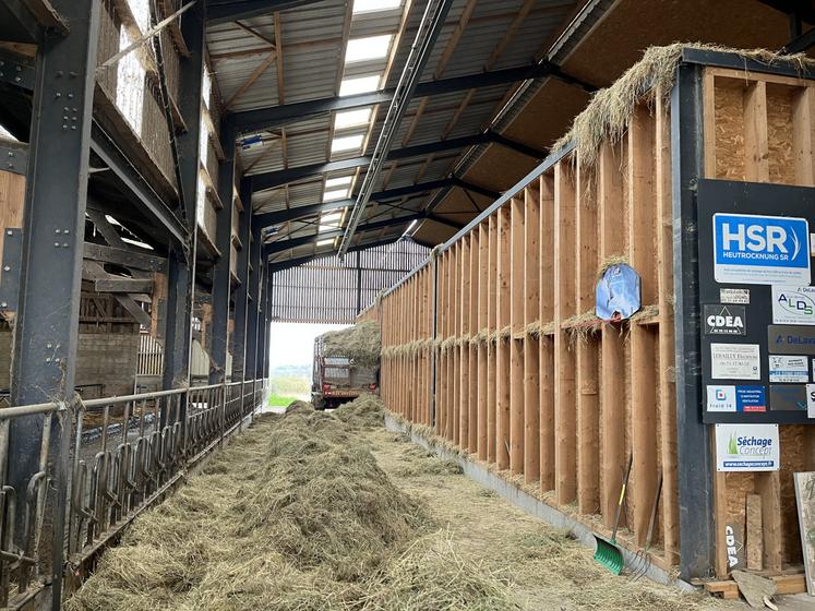 Ici, l'alimentation des 50 vaches Normandes est basée exclusivement sur l'herbe et le foin.