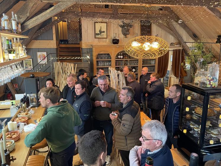 La matinée a eu lieu aux Comptoirs de Pierre, à Orbec, suivie d'un déjeuner convivial. Le cadre atypique et joliment décoré a été salué par la vingtaine d'adhérents.