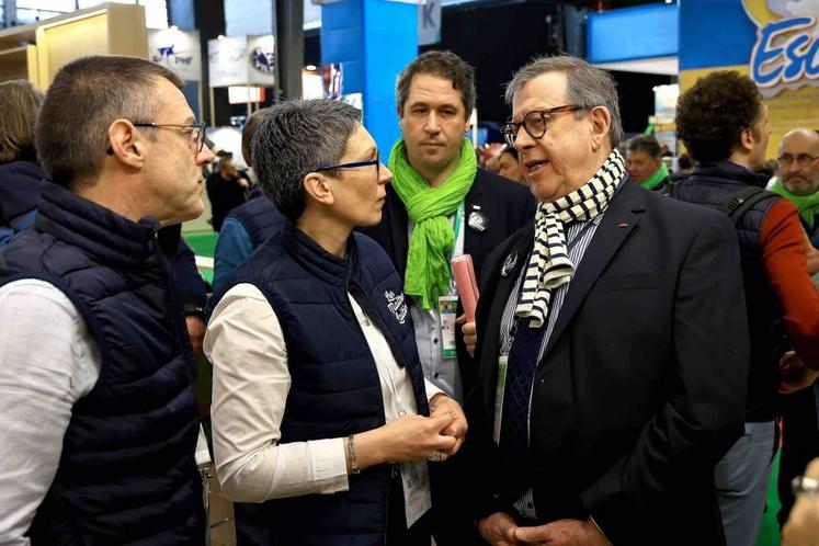 Le dimanche 22 février, ce sont les élus de la Manche dont Jean Morin, président du Département, accompagné de François Rihouet, président de la Chambre d'agriculture et administrateur des Maîtres laitiers, que Valérie Blandin, accompagnée de Laurent Hedou, a échangé sur le modèle coopératif.