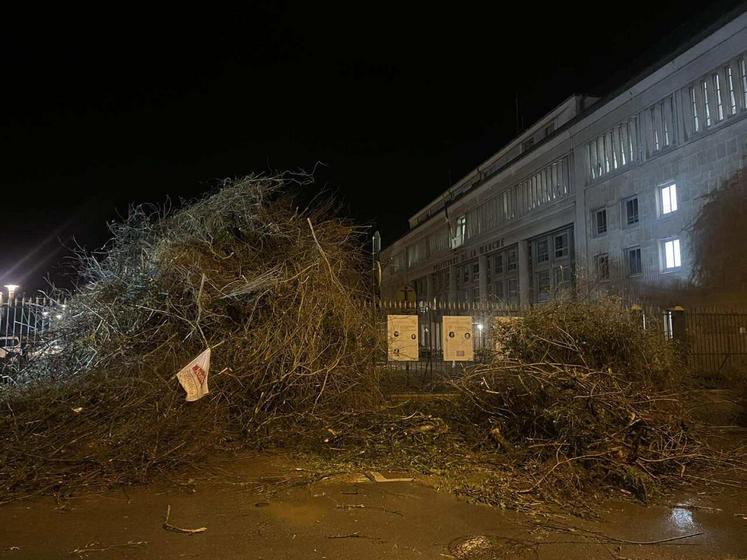 À 5 h du matin le 16 mars, les JA ont déversé des branches et de l'eau devant la préfecture de Saint-Lô.
