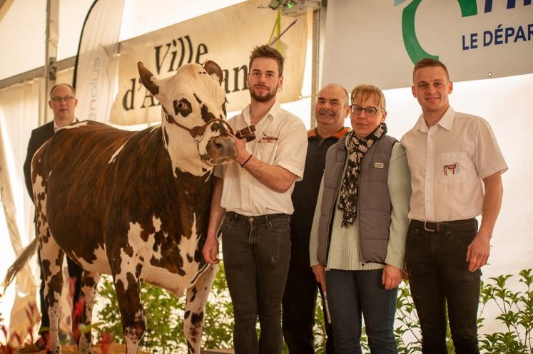 Prix Championne génisse décerné à Varsovie du Gaec Durand la Fontaine.