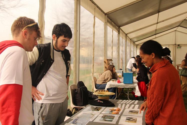 Raphaël et Anthonin expliquent à cette Argentanaise l'évolution des engins agricoles au fil des décennies.