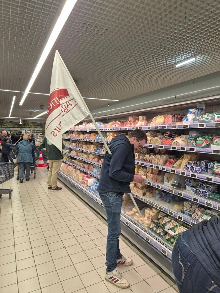 Les agriculteurs se sont rendus à l'Intermarché et au Leclerc pour contrôler et étiqueter des produits laitiers de provenance étrangère. 