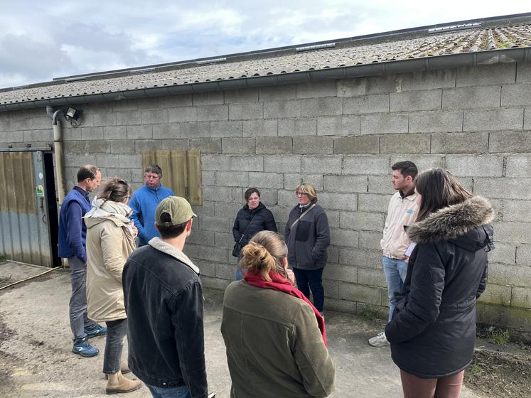 Denis Lelouvier, associé sur le Gaec Naturellement Normande à Landelle- et-Coupigny, a accueilli une dizaine de porteurs de projets en circuit-court afin de partager son expérience et ses conseils.